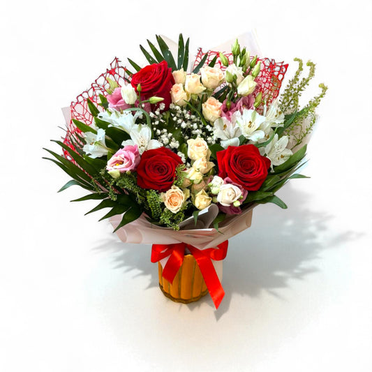 Buchet „Chic Harmony” – Trandafiri, miniroze și lisianthus într-un aranjament elegant About Flowers