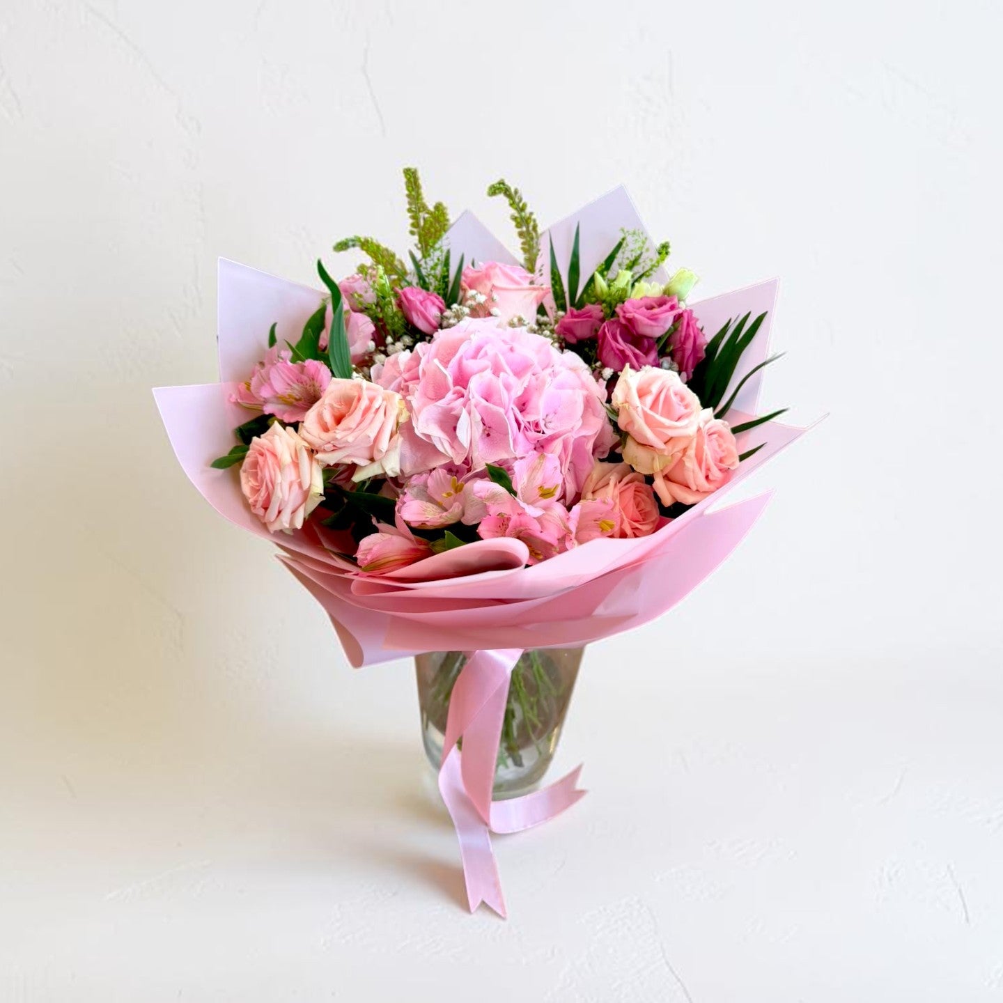 Buchet „Pinky Dream” – Hortensie albă și flori roz pastel About Flowers