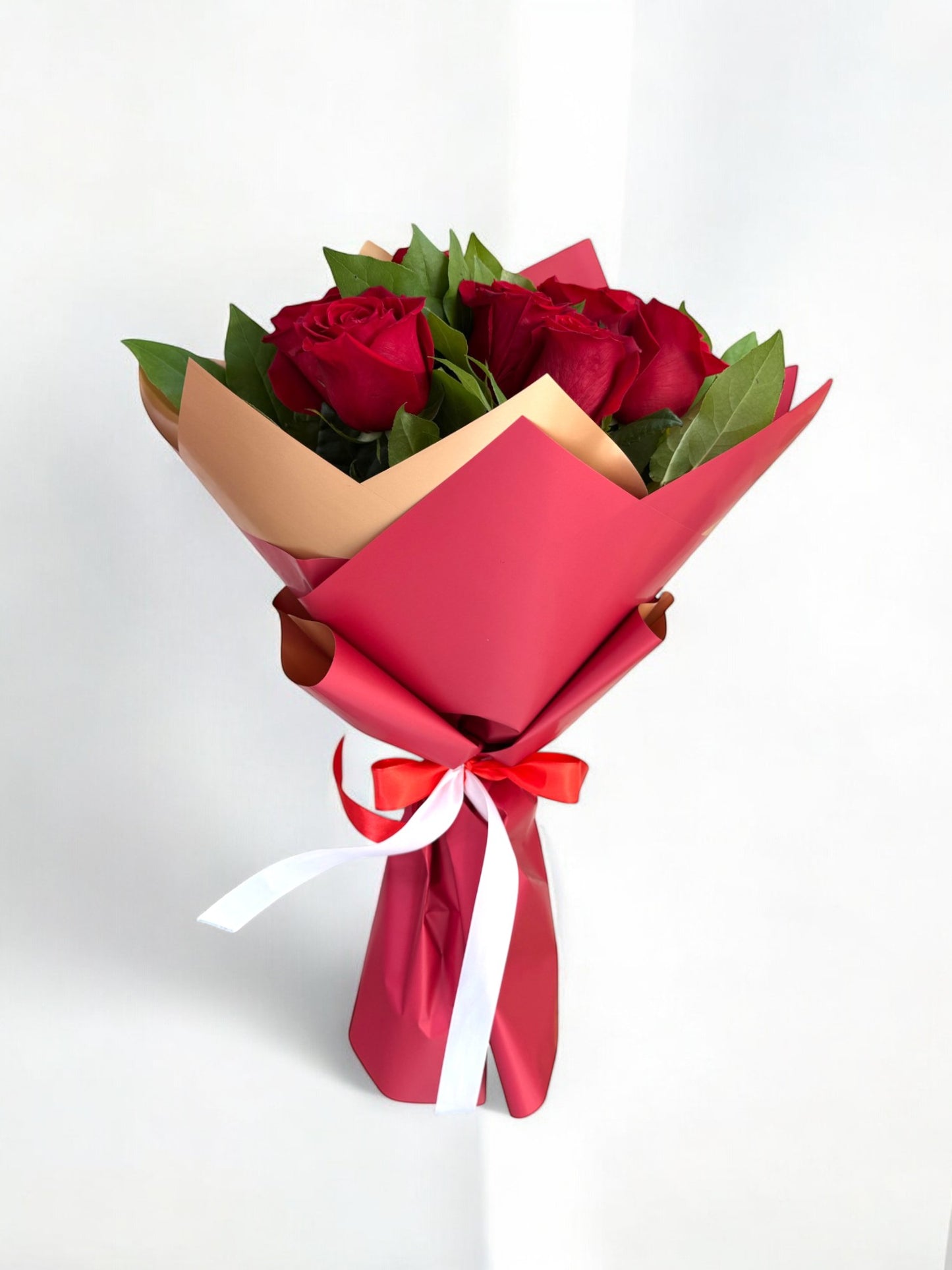 Buchet cu 7 Trandafiri Roșii și Salal About Flowers