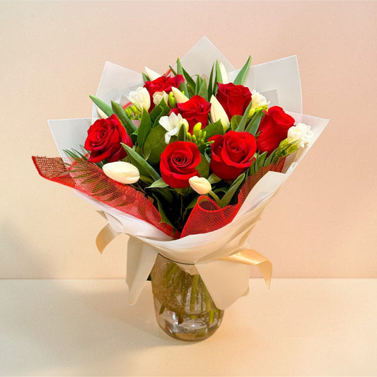 Buchet " Declarație în Roșu " - Trandafiri, lalele si frezii