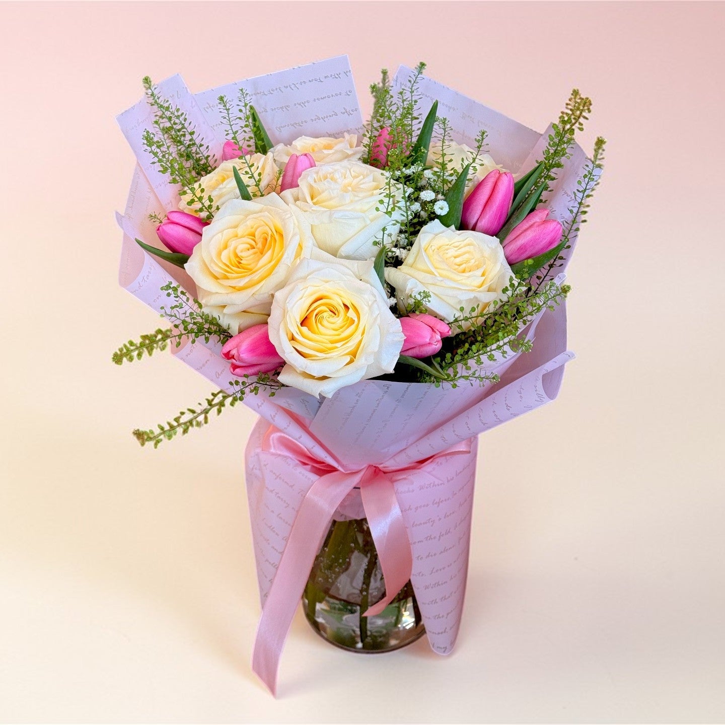 Buchet „Golden Blush” – Trandafiri Candlelight și Lalele Roz