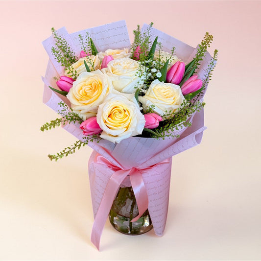 Buchet „Golden Blush” – Trandafiri Candlelight și Lalele Roz