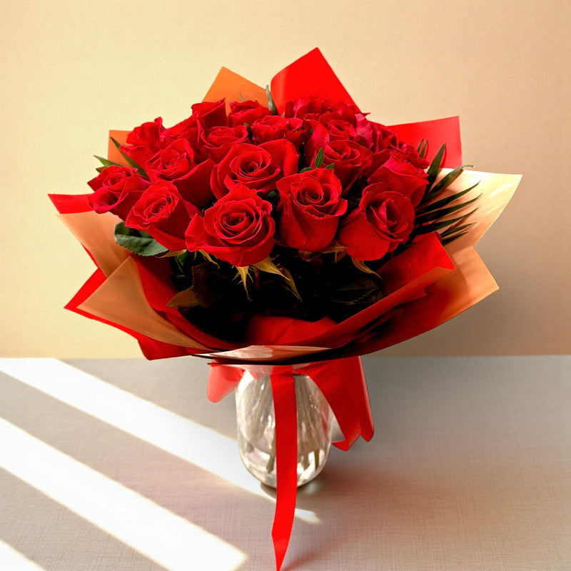 Buchet 25 trandafiri roșii Endless Love în ambalaj roșu – livrare flori Iași | About Flowers