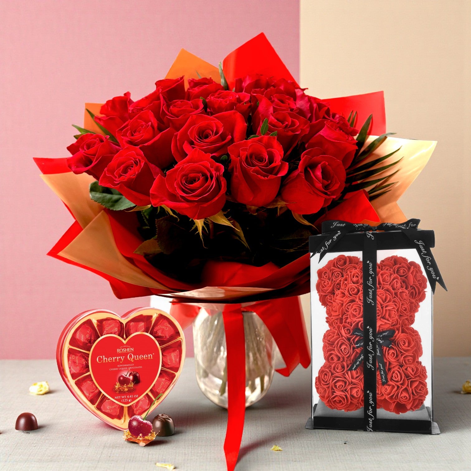 Pachet Valentine's Day: 21 trandafiri roșii, bomboane Cherry Queen și ursuleț din trandafiri roșu – cadou Iași | About Flowers