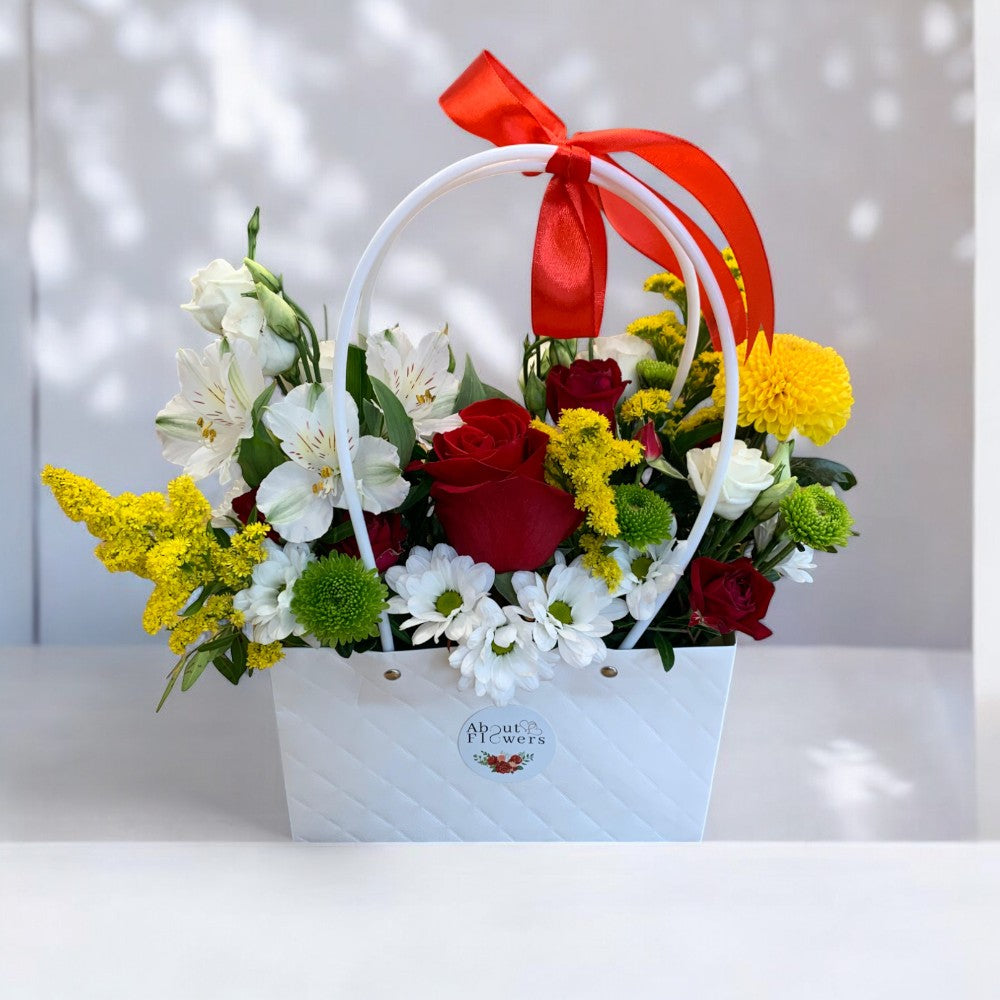 Aranjament floral în poșetuță cu trandafir roșu, crizanteme albe și fundă roșie