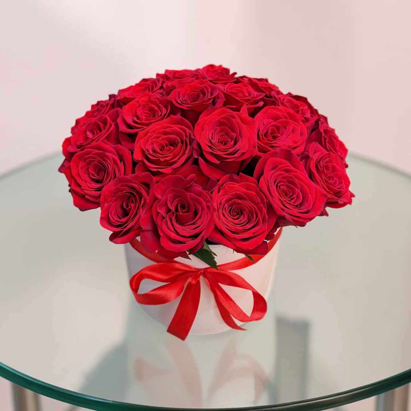 Aranjament 25 trandafiri roșii în cutie albă – livrare flori Iași | About Flowers