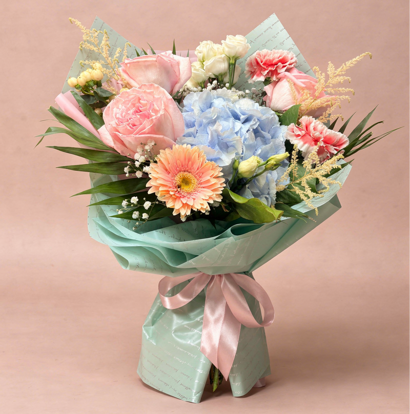 Buchet hortensie albastră cu trandafiri roz și gerbera piersică – livrare flori Iași | About Flowers