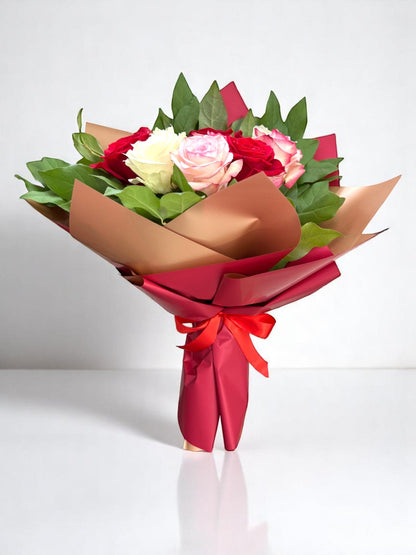 Buchet 9 trandafiri mix About Flowers