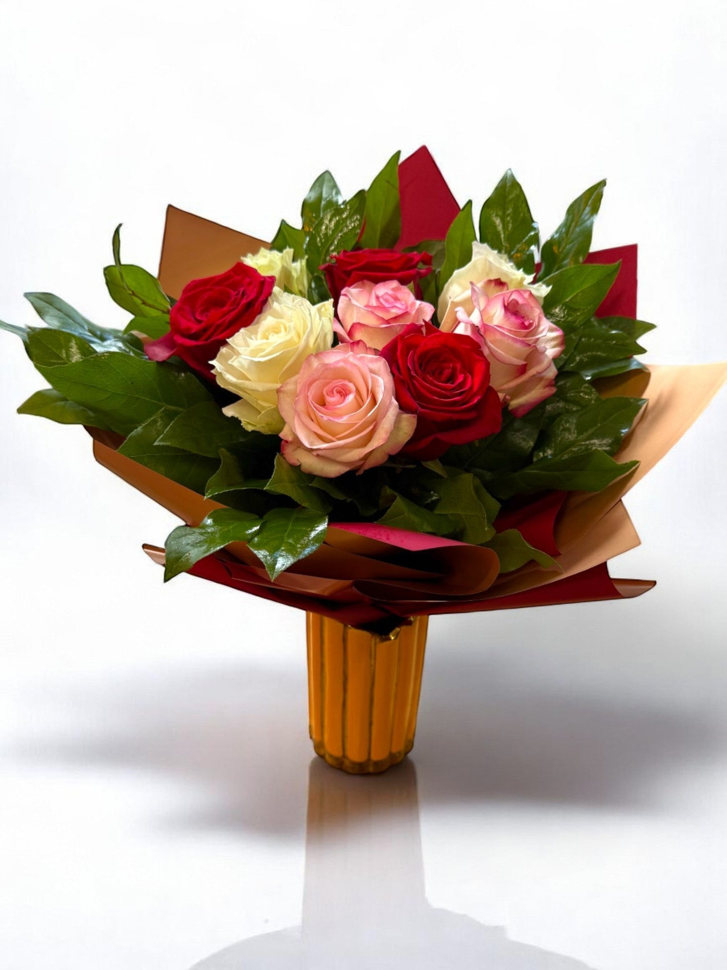 Buchet 9 trandafiri mix About Flowers