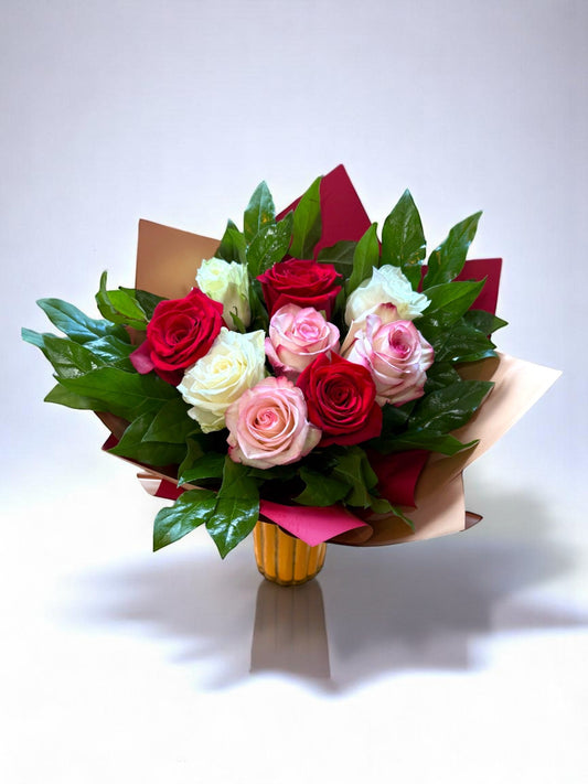 Buchet 9 trandafiri mix About Flowers