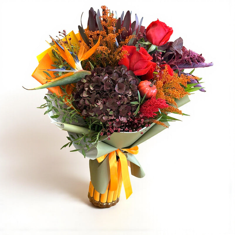 Buchet de toamnă cu hortensie grena, trandafiri roșii și strelitzia – livrare flori Iași | About Flowers