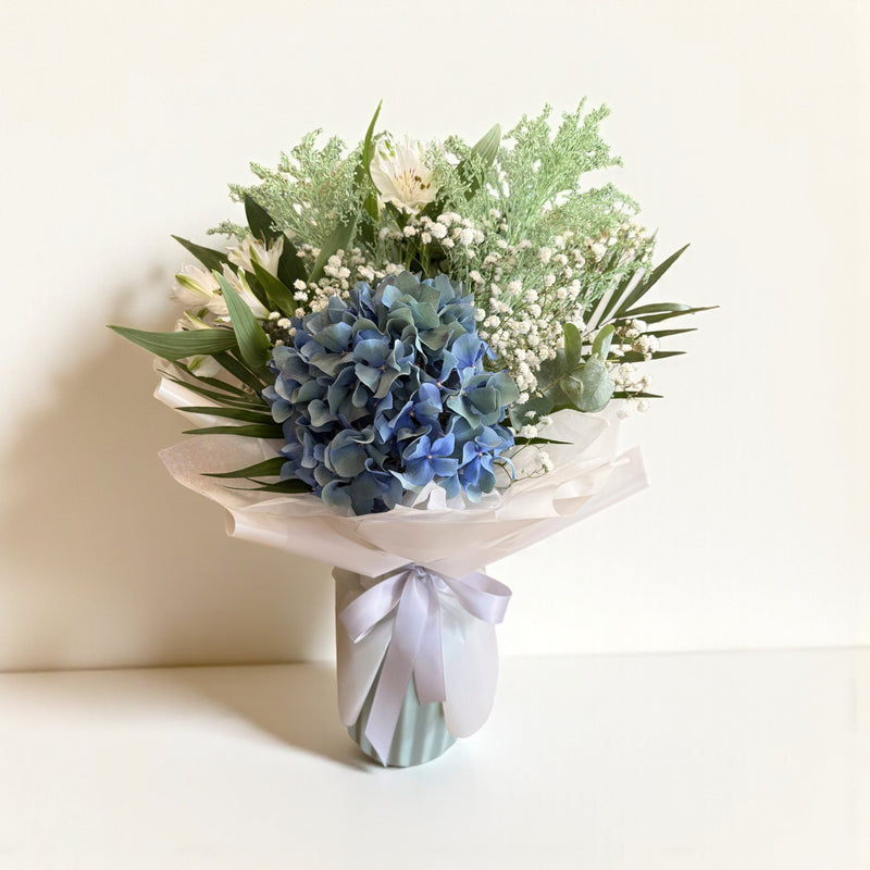 Buchet hortensie albastră cu alstroemeria albă și floarea-miresei – livrare flori Iași | About Flowers