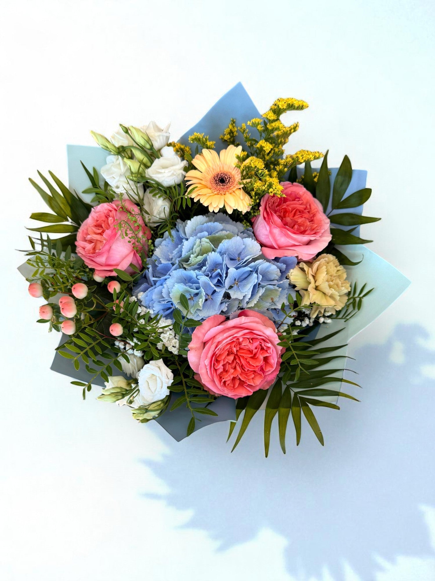 Buchet „Blue Whisper” – Hortensie albastră și accente roz About Flowers