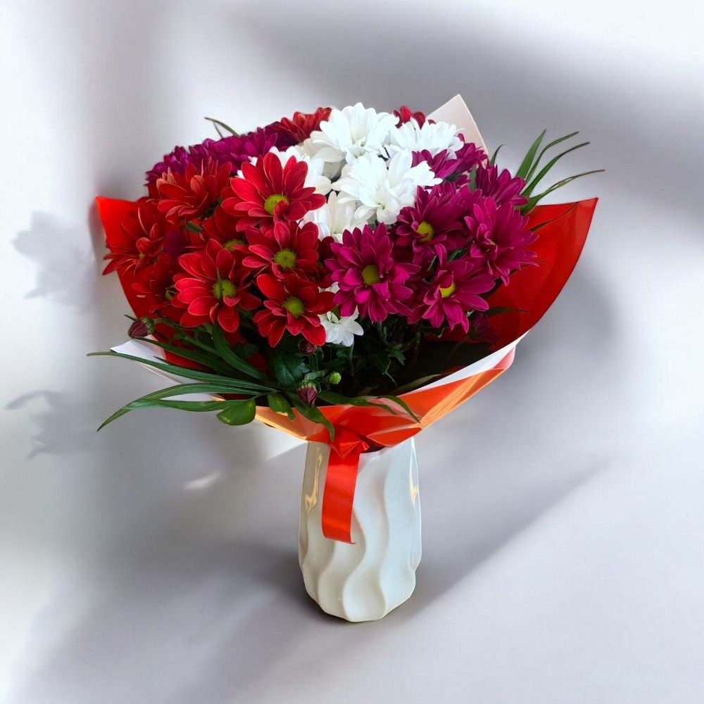 Buchet crizanteme roșii, mov și albe în ambalaj portocaliu – livrare flori Iași | About Flowers