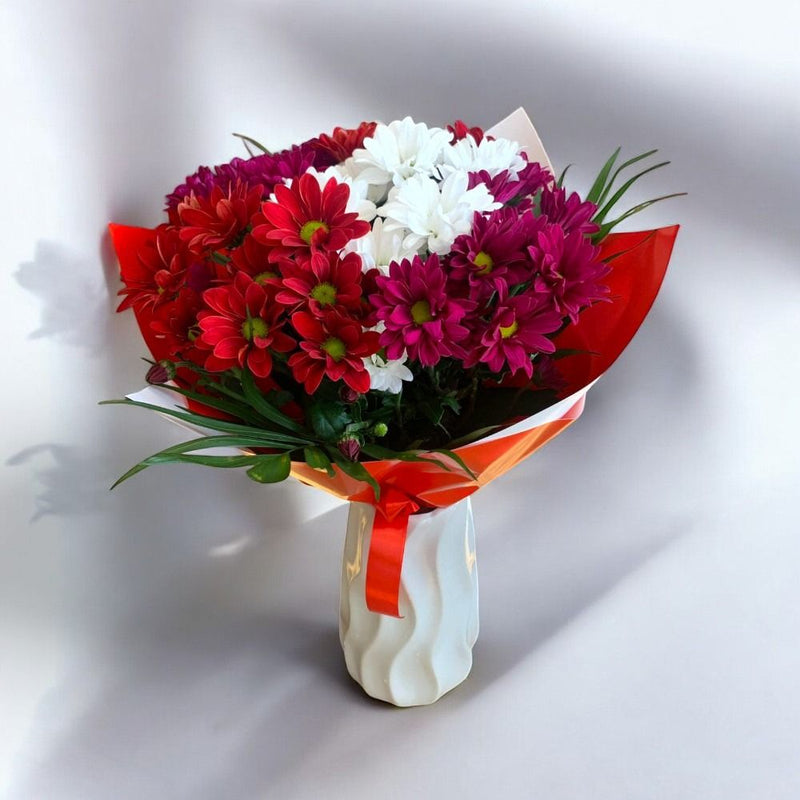 Buchet crizanteme roșii, mov și albe în ambalaj portocaliu – livrare flori Iași | About Flowers