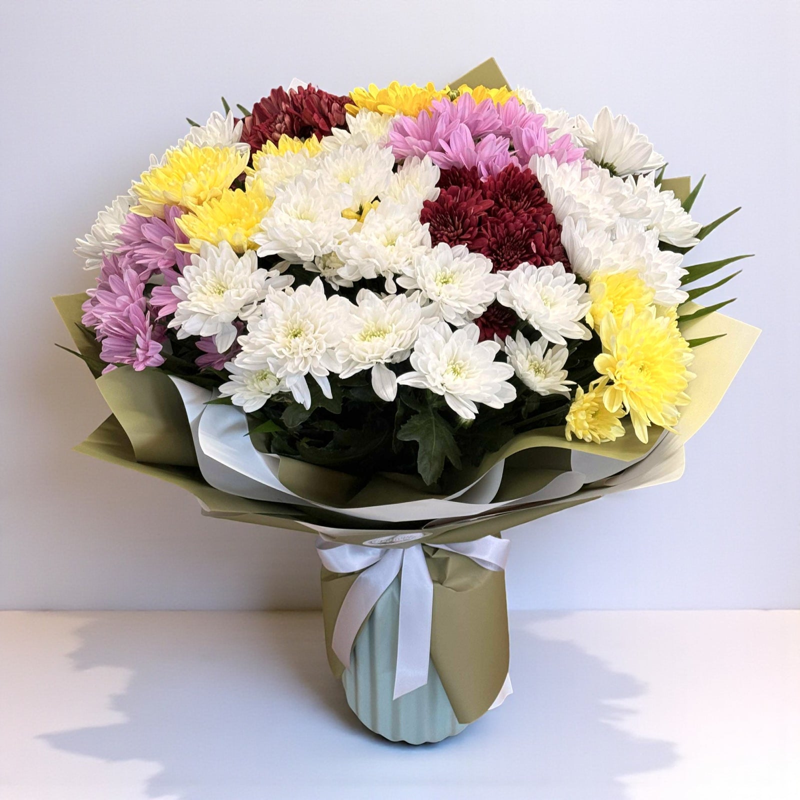Buchet crizanteme mix colorate – alb, galben, roz și grena