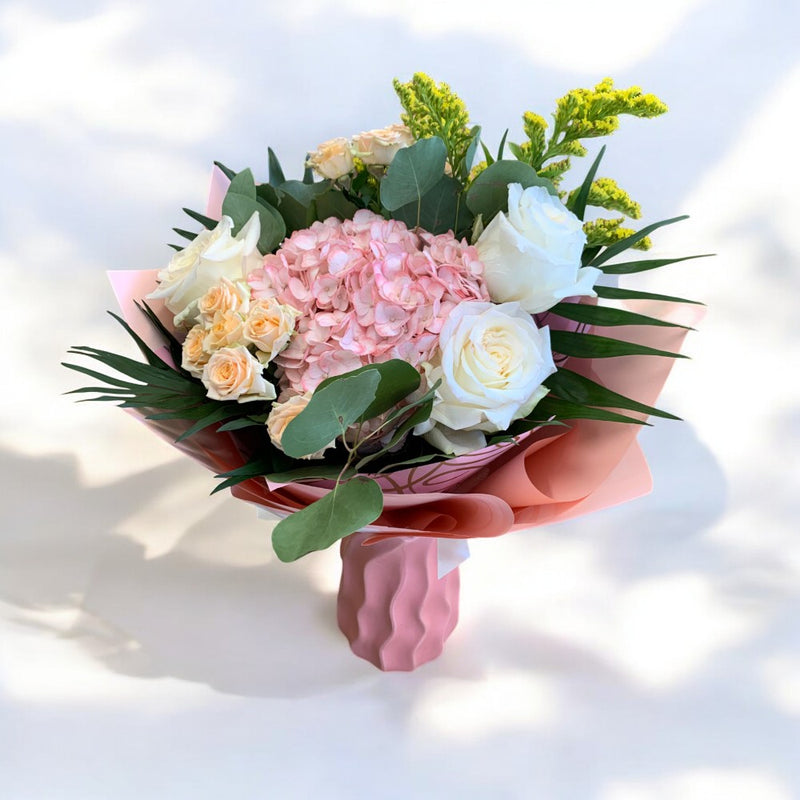 Buchet hortensie roz cu trandafiri albi și miniroze piersică – livrare flori Iași | About Flowers