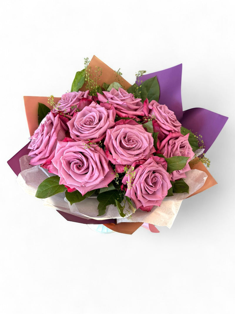 Buchet 9 trandafiri mov în ambalaj violet – livrare flori Iași | About Flowers