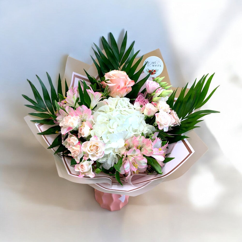 Buchet „Pinky Dream” – Hortensie albă și flori roz pastel About Flowers