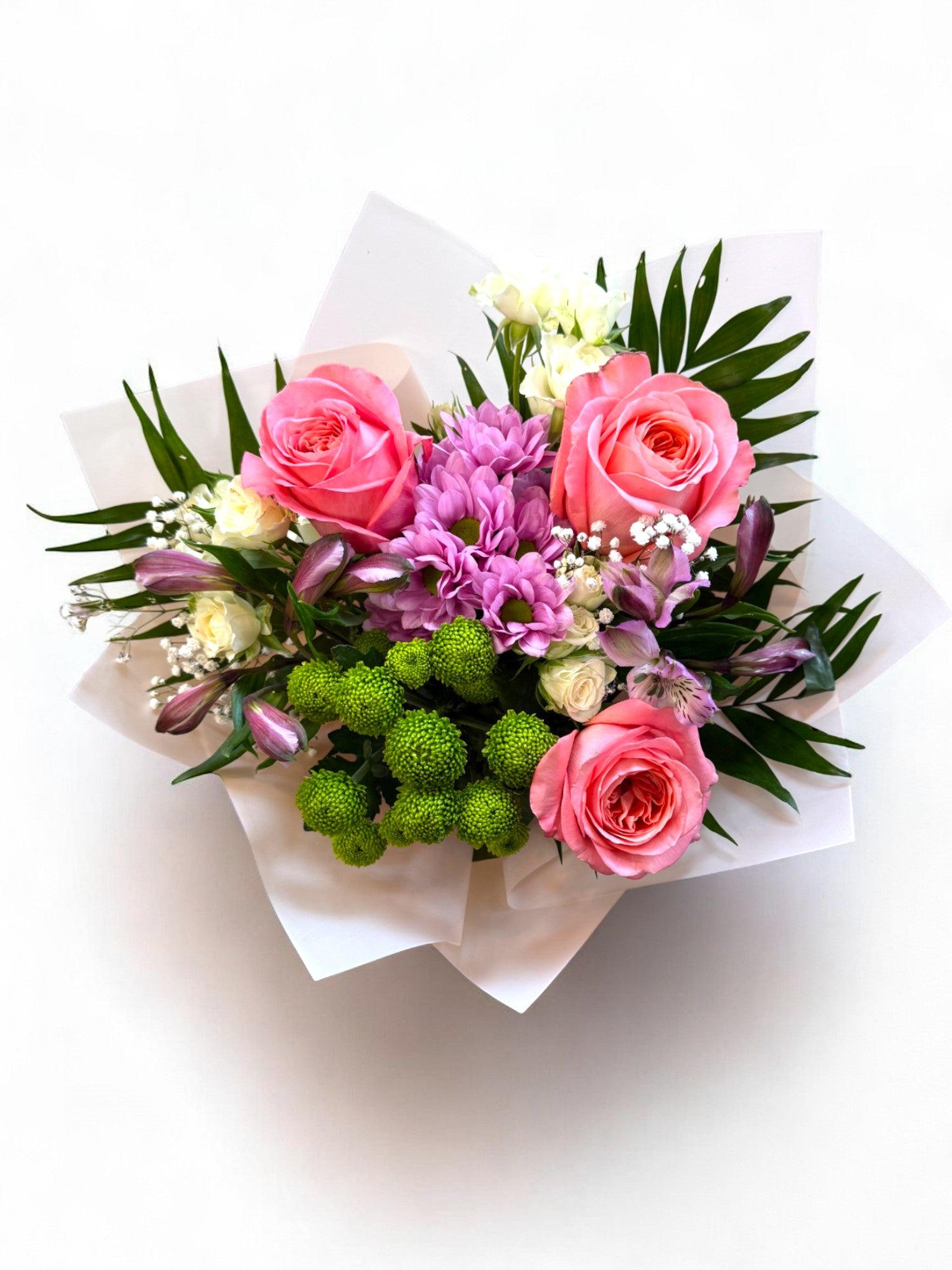 Buchet „Primăvara în Arome” – Trandafiri roz, miniroze albe și accente violete About Flowers