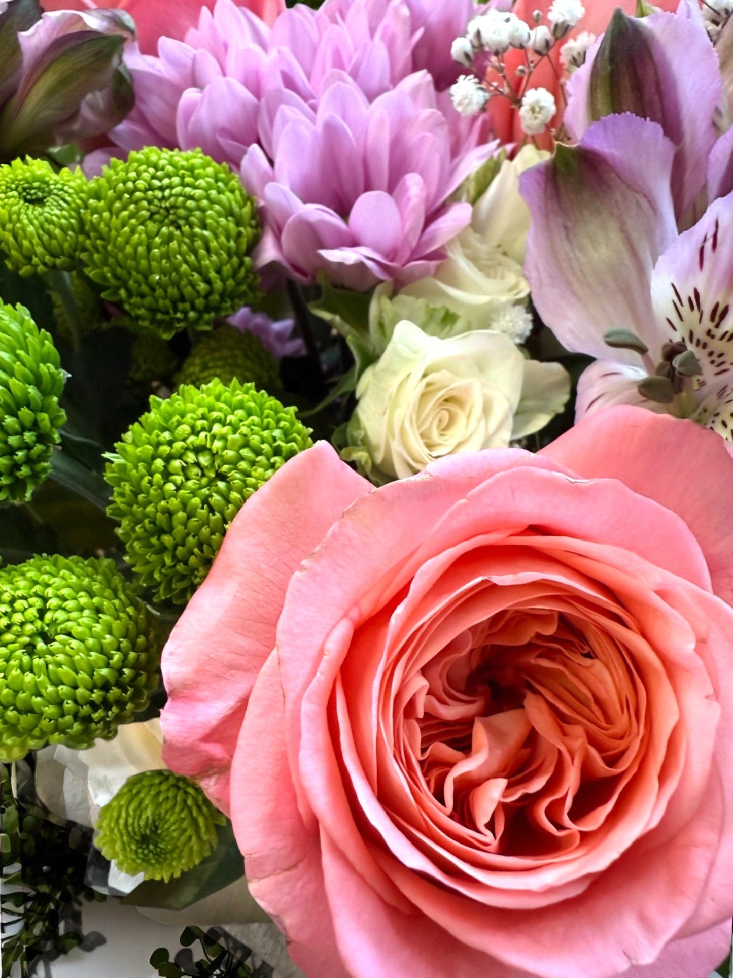 Buchet „Primăvara în Arome” – Trandafiri roz, miniroze albe și accente violete About Flowers