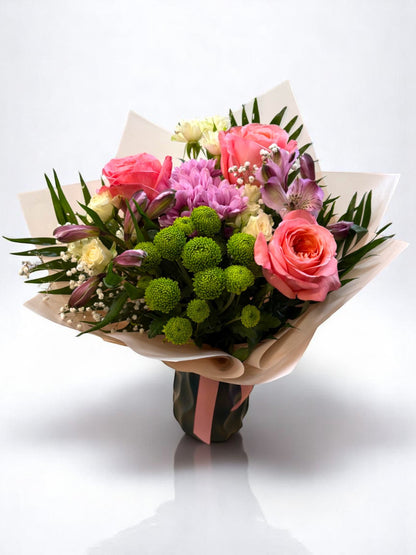 Buchet „Primăvara în Arome” – Trandafiri roz, miniroze albe și accente violete About Flowers