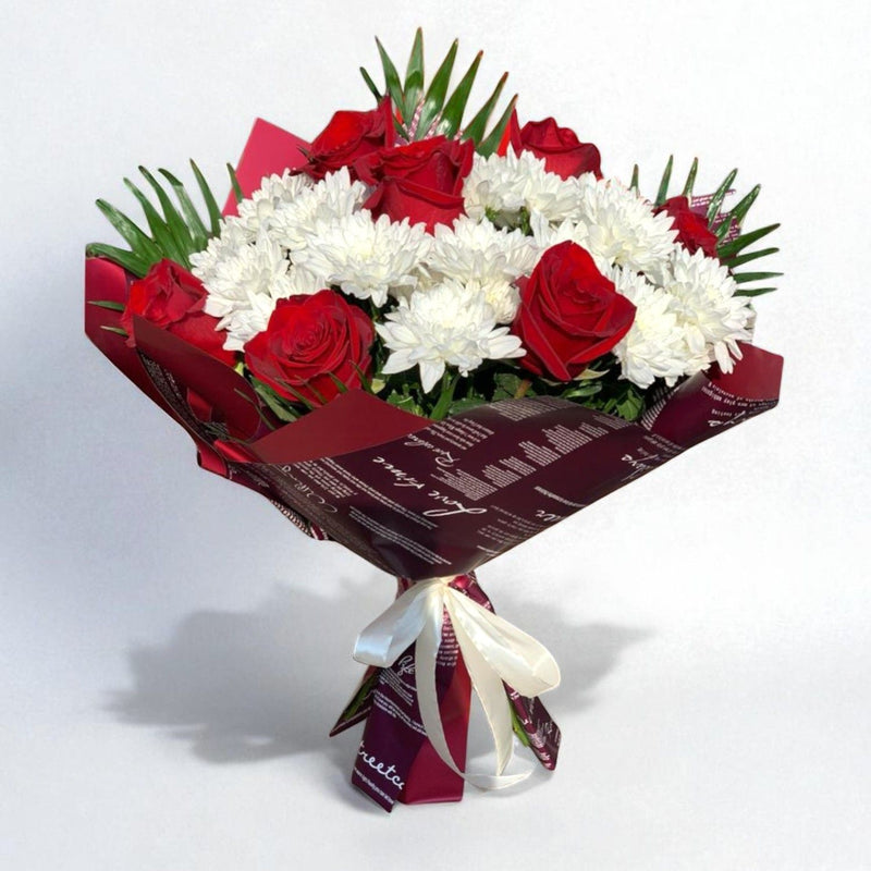Buchet trandafiri roșii cu crizanteme albe în ambalaj grena – livrare flori Iași | About Flowers
