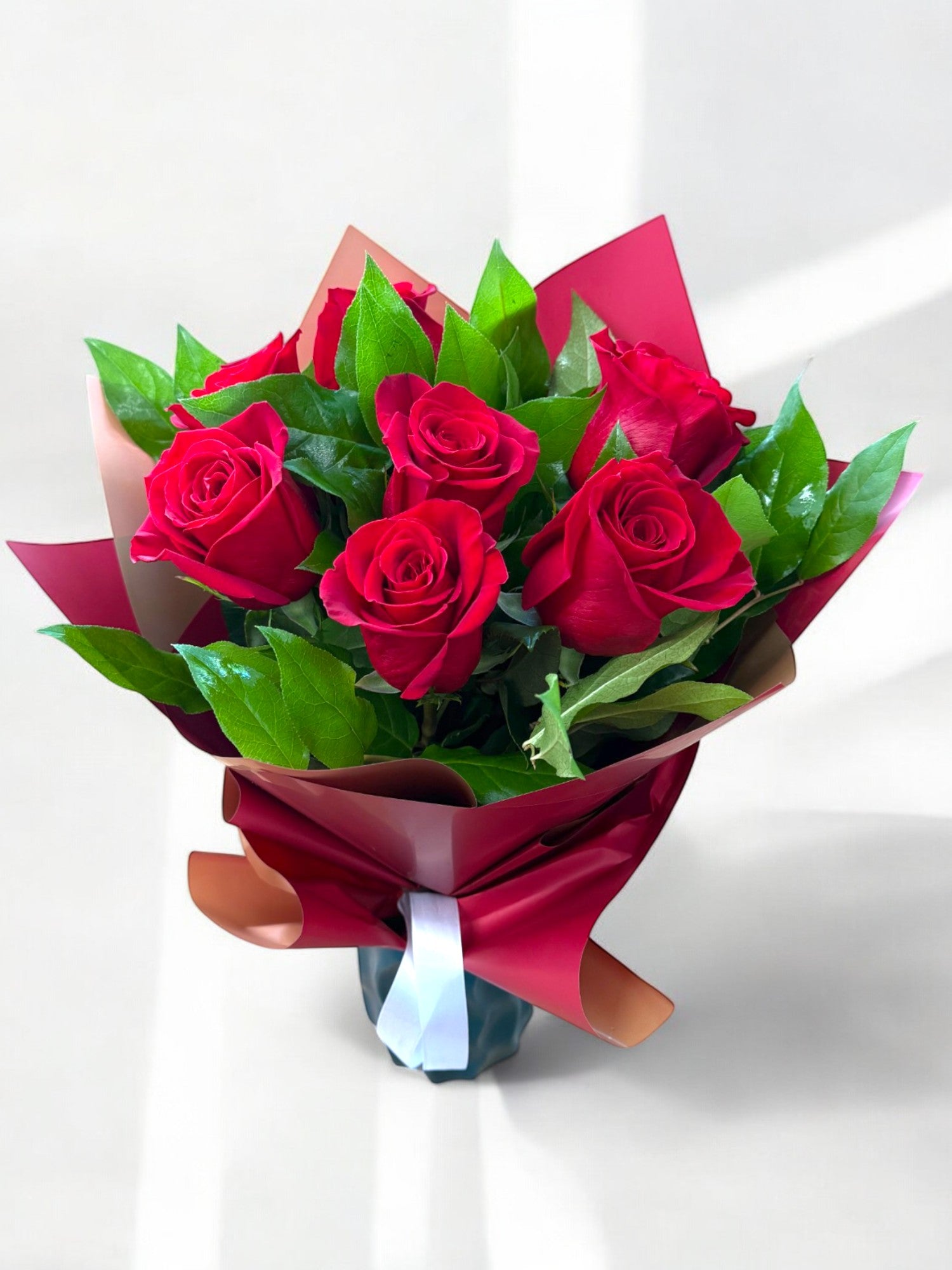 Buchet cu 7 Trandafiri Roșii și Salal About Flowers