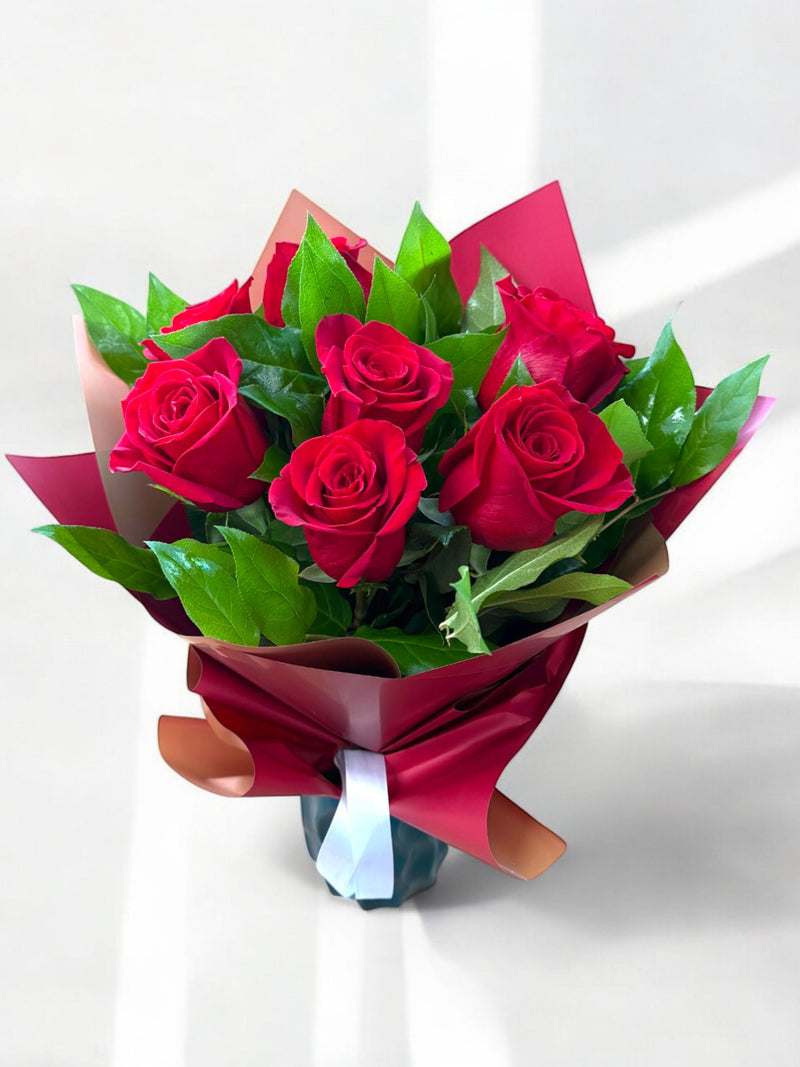Buchet 7 trandafiri roșii în ambalaj elegant – livrare flori Iași | About Flowers