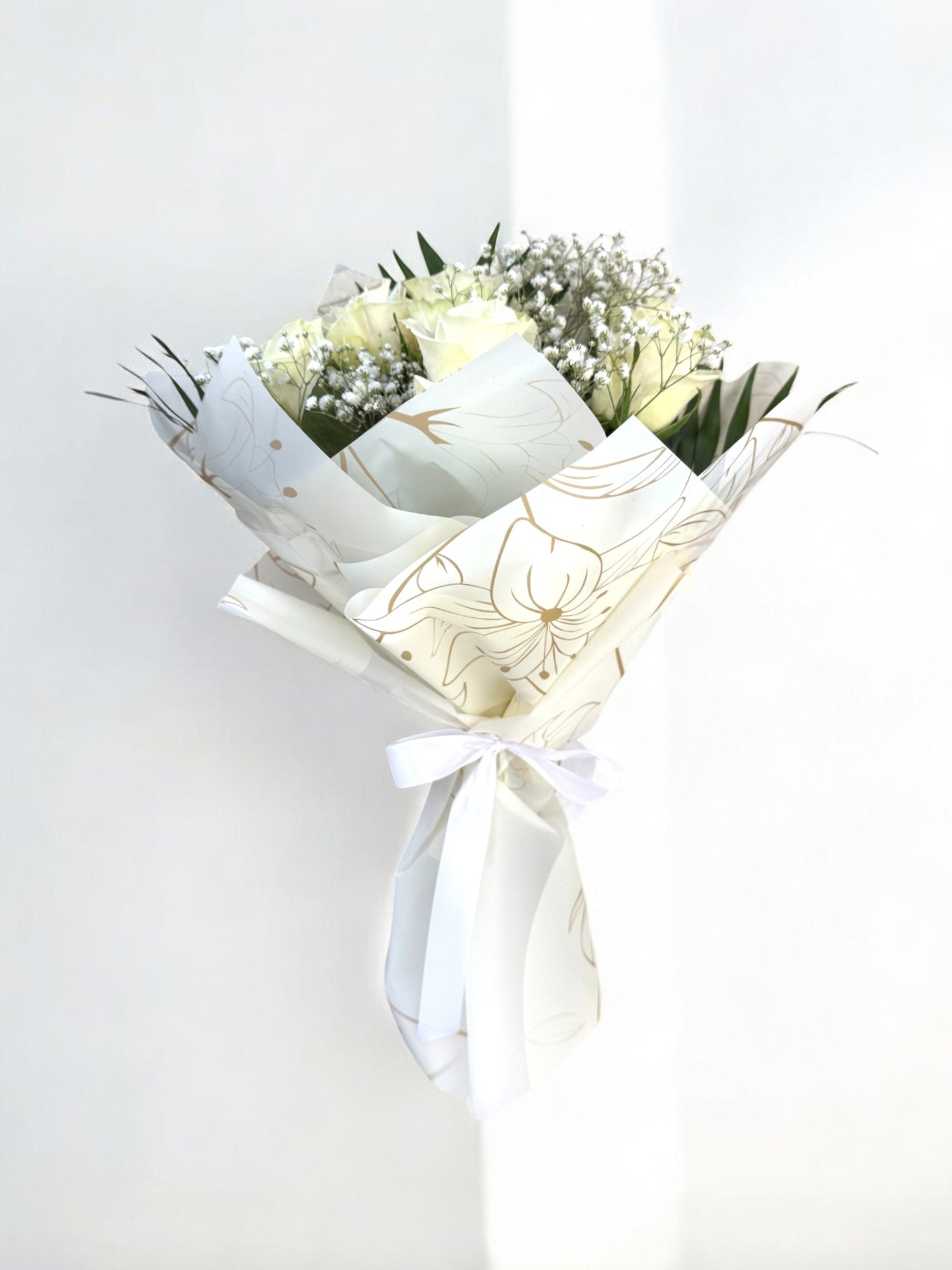 Buchet cu 7 trandafiri albi și gypsophila About Flowers