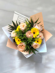 Buchet trandafiri portocalii cu gerbera galbenă, vedere de sus