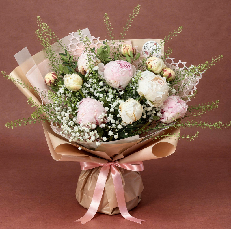 Buchet 11 bujori albi și roz cu floarea-miresei – livrare flori Iași | About Flowers