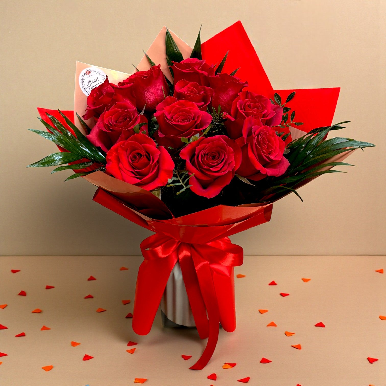 Buchet 11 trandafiri roșii Red Passion în ambalaj roșu – livrare flori Iași | About Flowers
