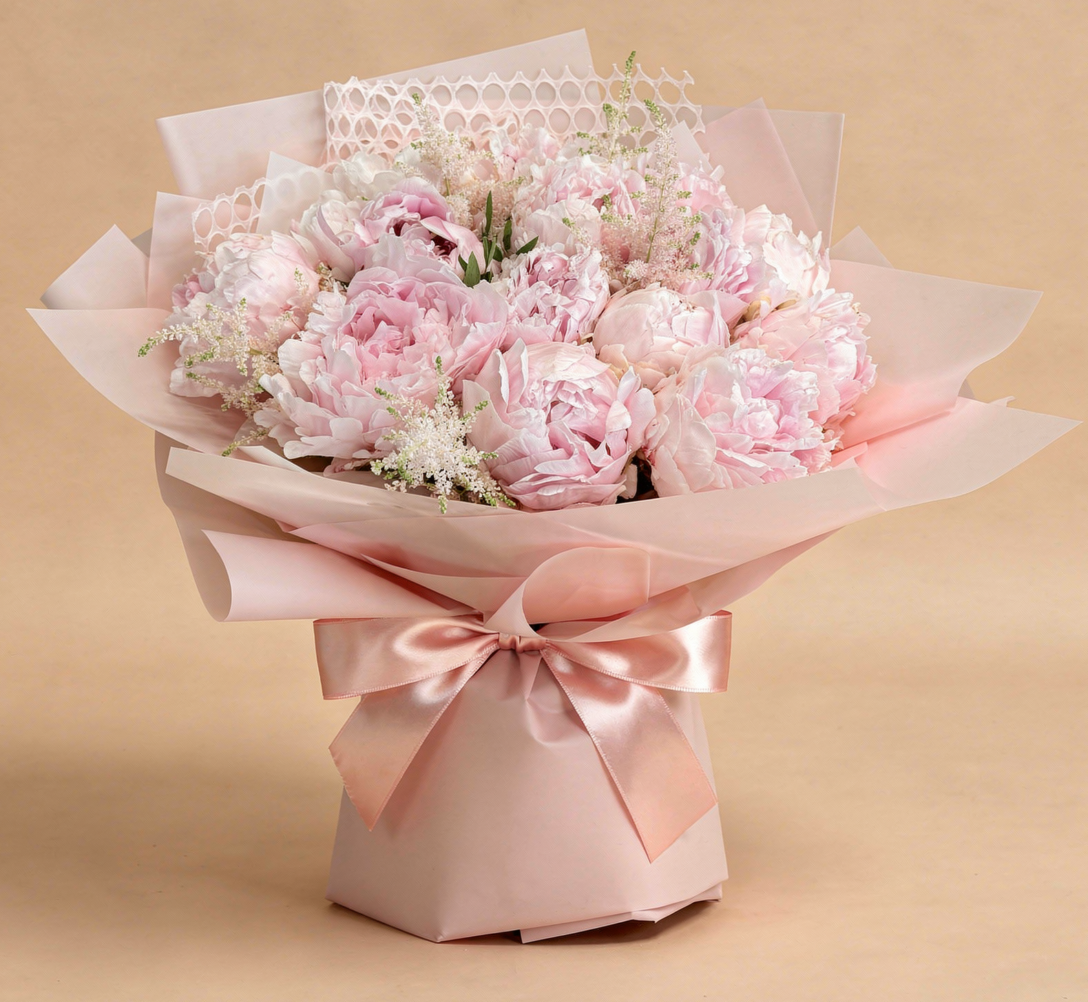 Buchet 15 bujori roz cu astilbe și floarea-miresei – livrare flori Iași | About Flowers
