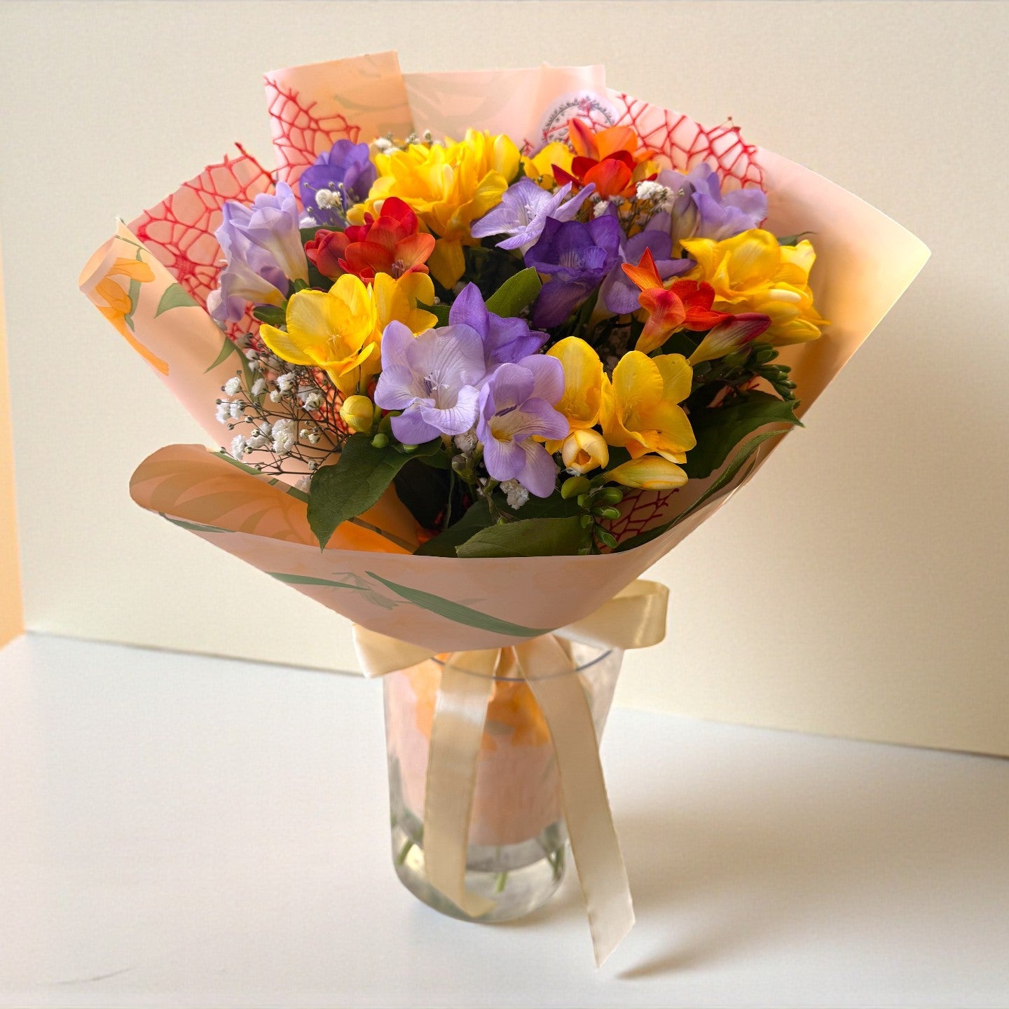 Buchet 19 frezii parfumate în culori mixte – livrare flori Iași | About Flowers