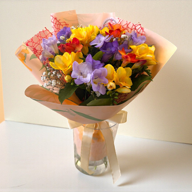 Buchet 19 frezii parfumate în culori mixte – livrare flori Iași | About Flowers