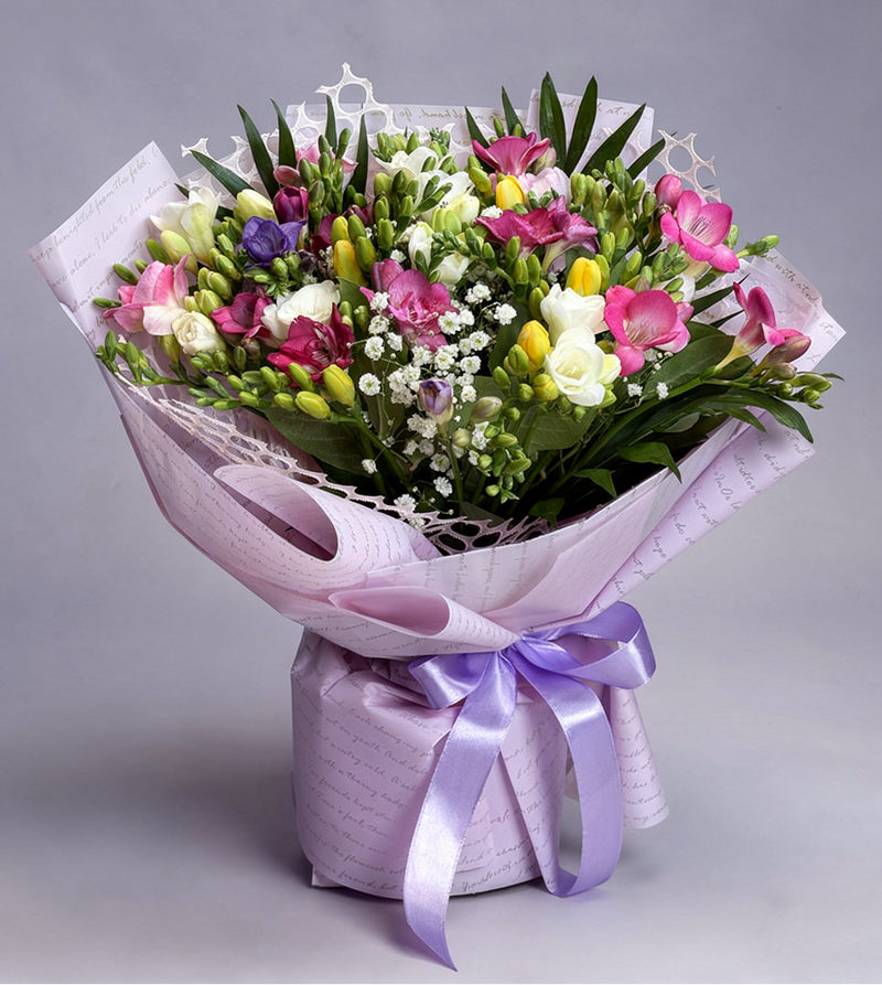 Buchet 35 frezii parfumate mix de culori – livrare flori Iași | About Flowers
