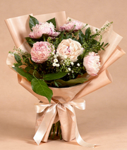 Buchet 5 bujori roz cu eucalipt și floarea-miresei roz – livrare flori Iași | About Flowers