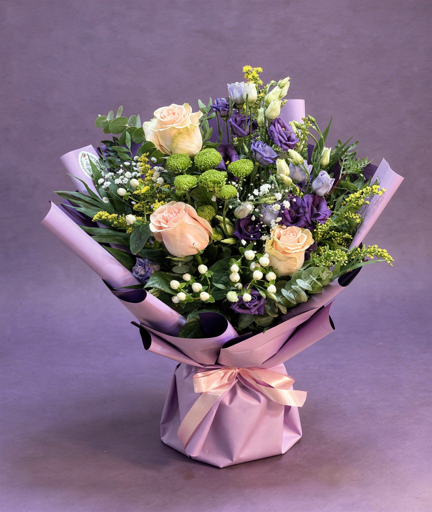 Buchet cu lisianthus,trandafiri si crizanteme