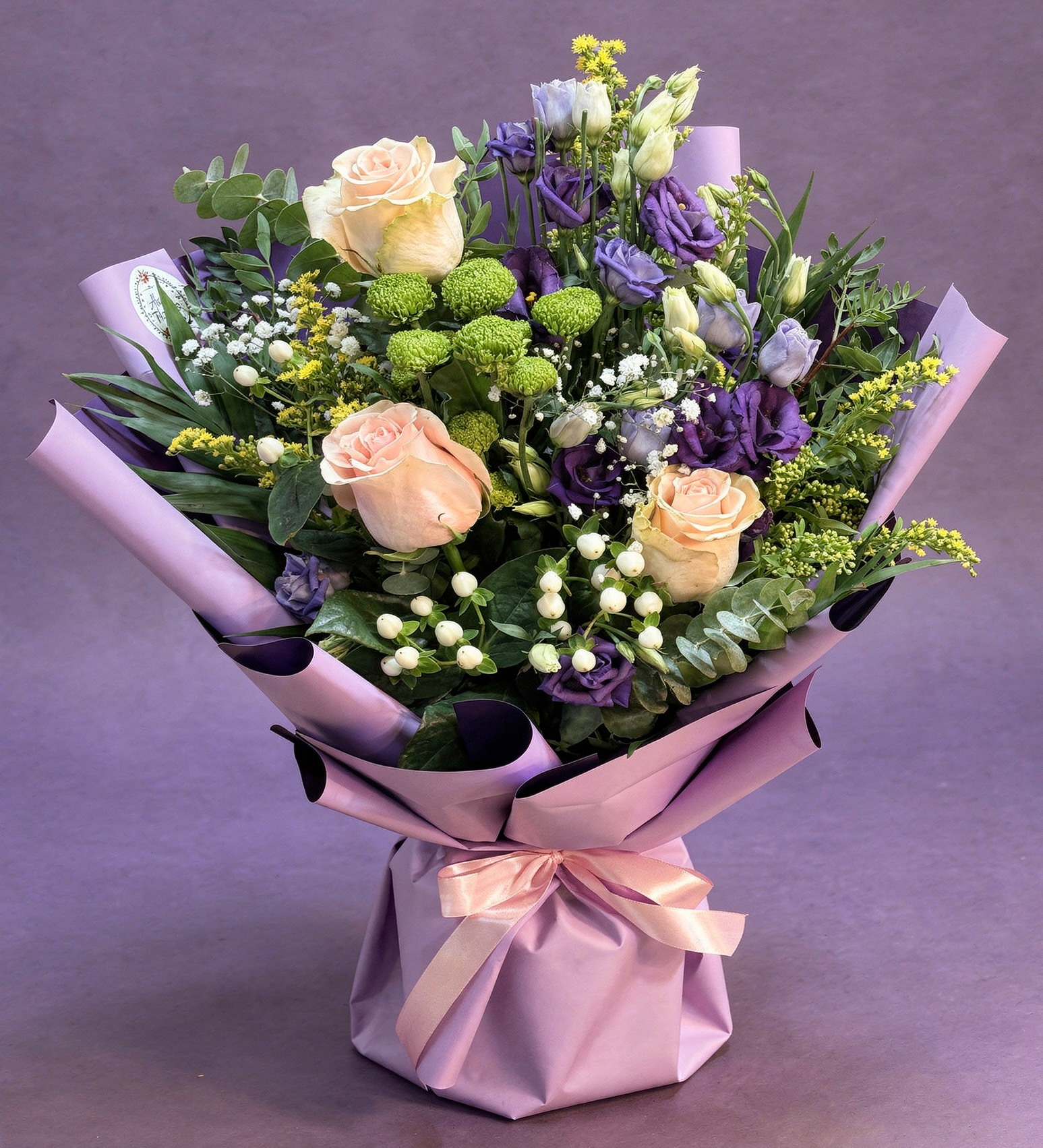 Buchet trandafiri crem cu lisianthus mov și crizantemă verde – livrare flori Iași | About Flowers