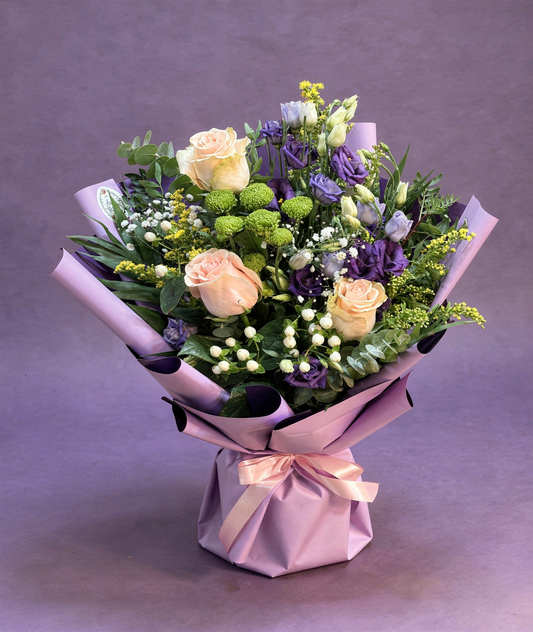 Buchet cu lisianthus,trandafiri si crizanteme