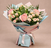 Buchet trandafiri roz cu miniroze și floarea-miresei, ambalaj roz-bleu
