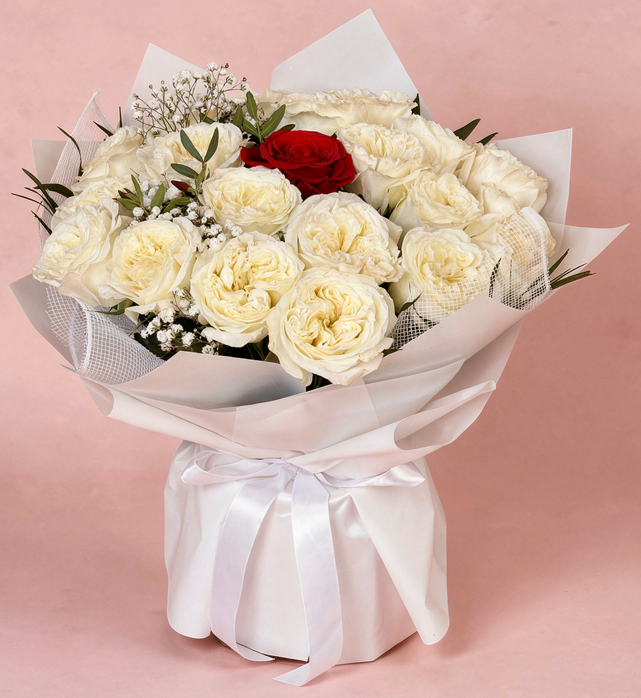 Buchet 21 trandafiri albi și roșii în ambalaj alb – livrare flori Iași | About Flowers