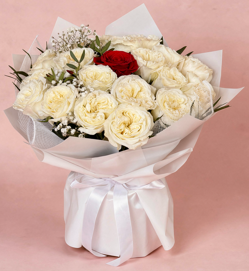 Buchet 21 trandafiri albi și roșii în ambalaj alb – livrare flori Iași | About Flowers