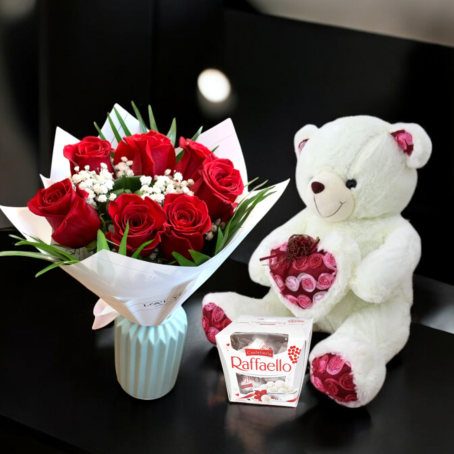 Eleganța Iubirii : Trandafiri, Ursulet si Raffaello About Flowers