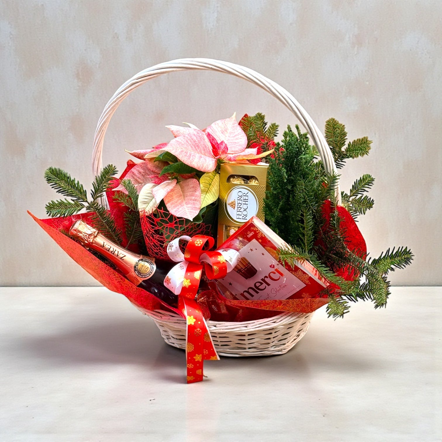 Gift box de Crăciun cu crăciuniță, spumant, Ferrero și Merci în coș – cadou Crăciun Iași | About Flowers