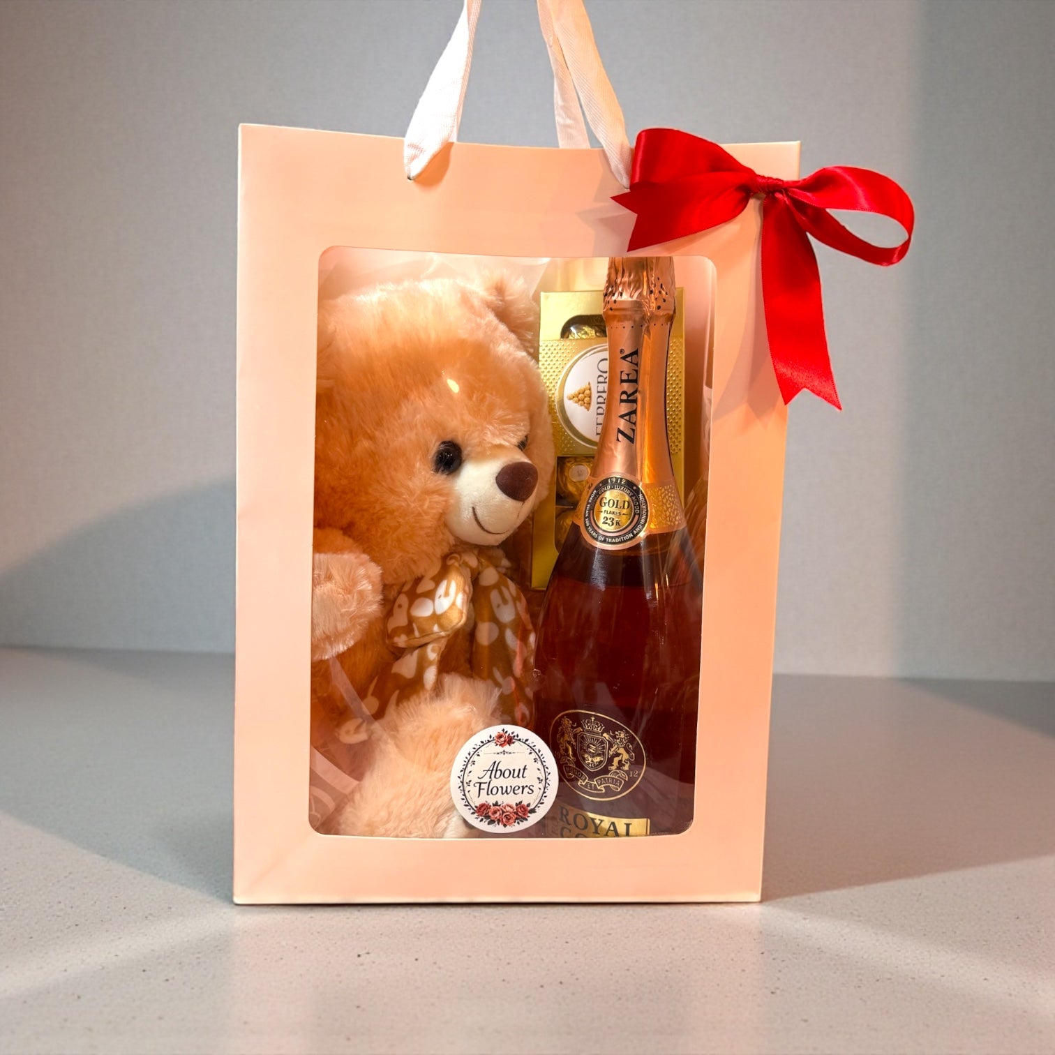 Gift box cu ursuleț de pluș, spumant Zarea și Ferrero Rocher – cadou Iași | About Flowers