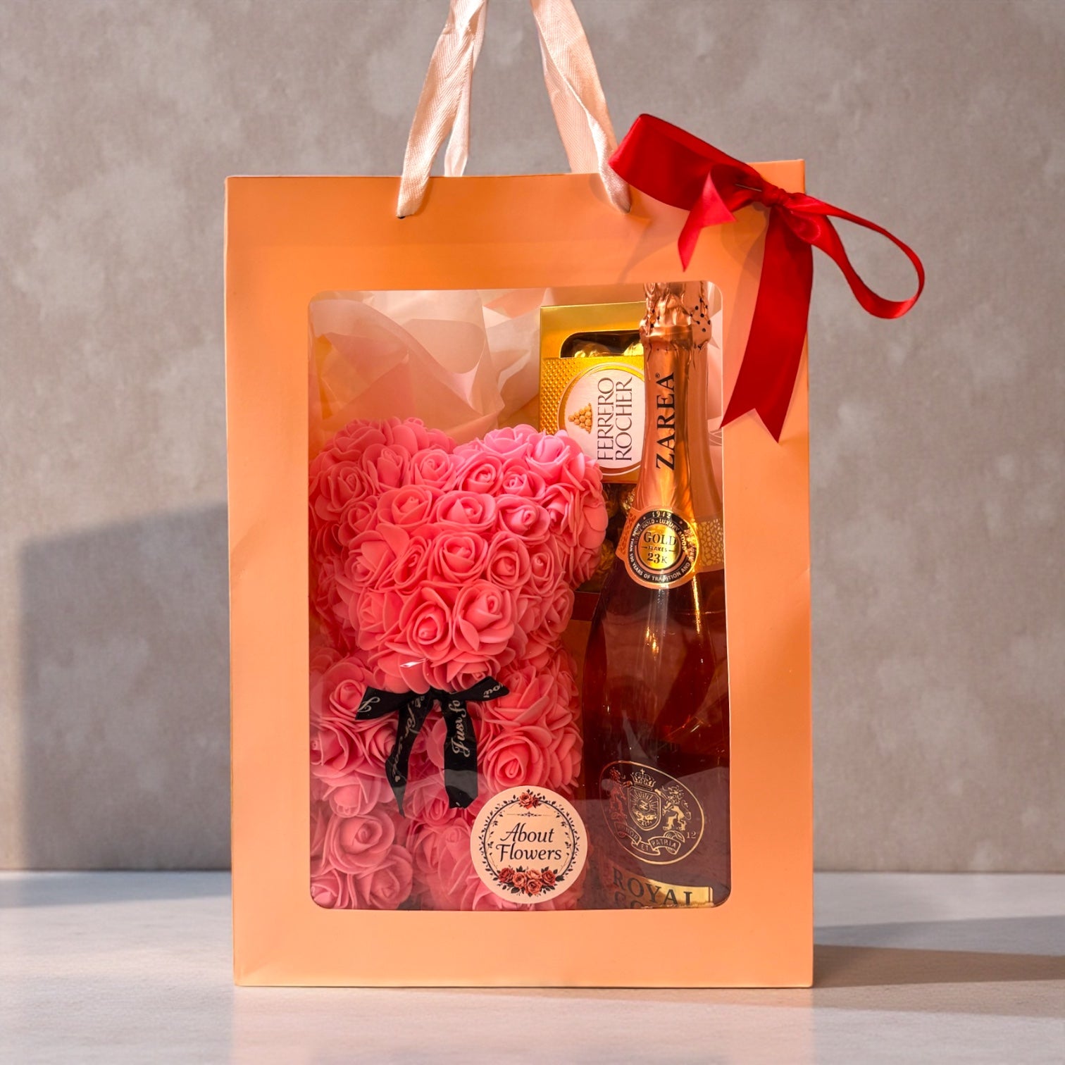 Gift box romantic cu ursuleț din trandafiri roz, spumant și Ferrero Rocher – cadou Iași | About Flowers