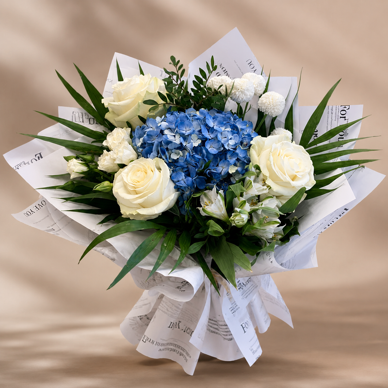 Buchet hortensie albastră cu trandafiri crem și alstroemeria albă – livrare flori Iași | About Flowers
