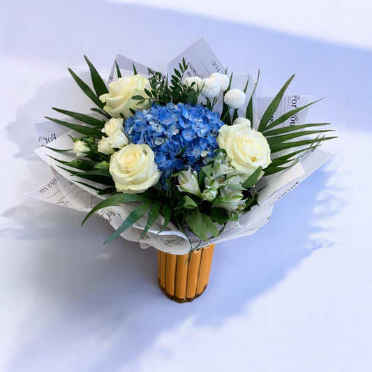 Buchet „Soft Blue” – Hortensie albastră și accente florale albe